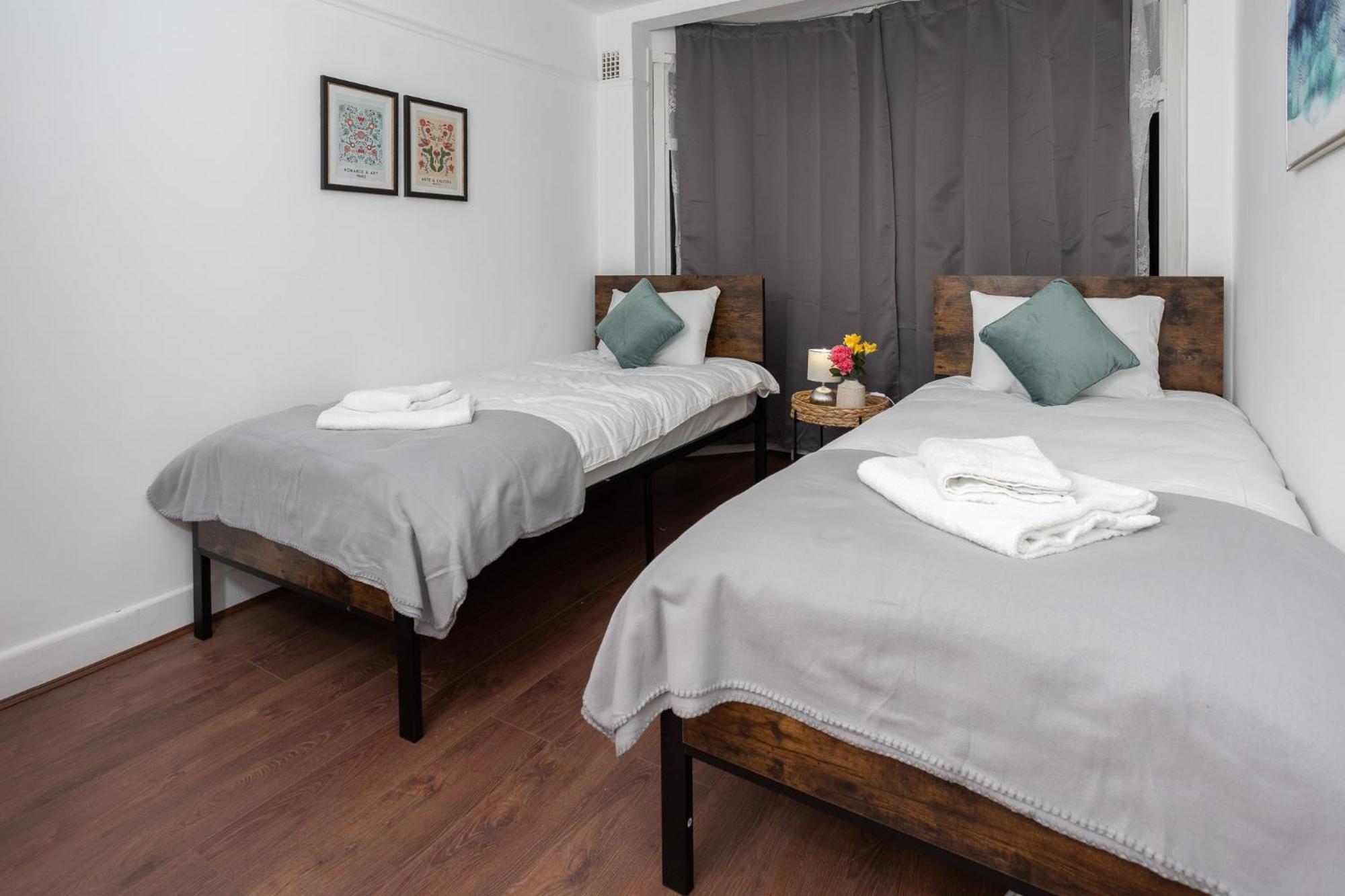 Spacious & Comfy Home In West Midlands - Sleeps 8, Free Parking, Wifi, Netflix, Prime Location, Ideal For Contractors, Business, Groups, Travellers, Families And Relocators Coventry Exterior foto