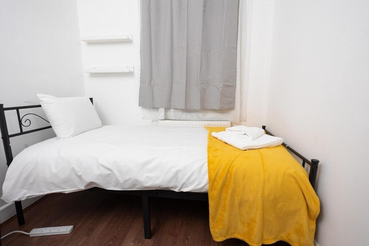 Spacious & Comfy Home In West Midlands - Sleeps 8, Free Parking, Wifi, Netflix, Prime Location, Ideal For Contractors, Business, Groups, Travellers, Families And Relocators Coventry Habitación foto