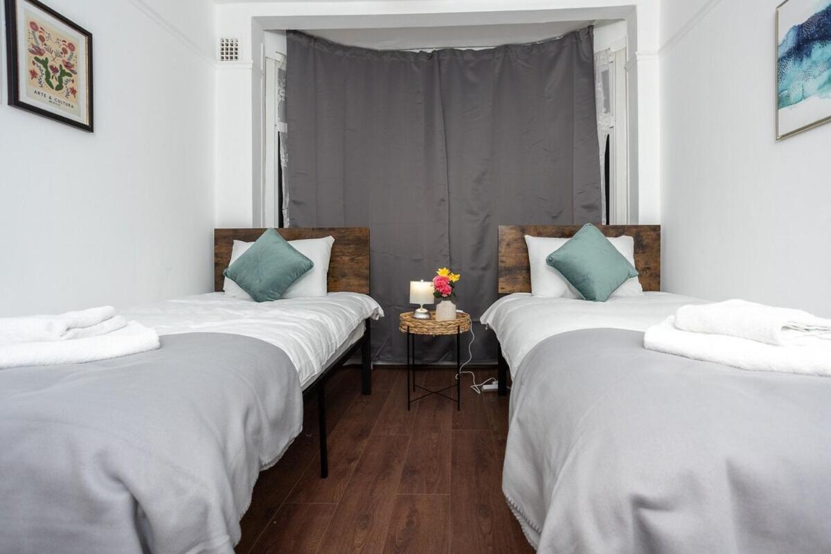 Spacious & Comfy Home In West Midlands - Sleeps 8, Free Parking, Wifi, Netflix, Prime Location, Ideal For Contractors, Business, Groups, Travellers, Families And Relocators Coventry Habitación foto