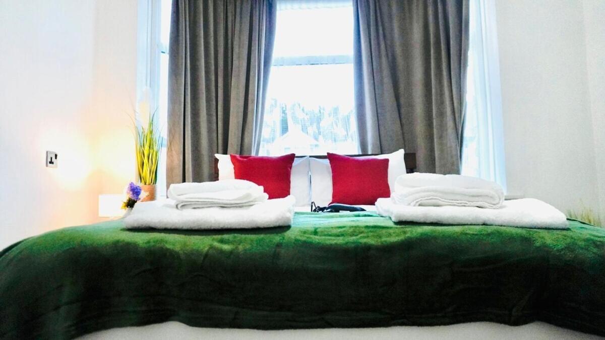 Spacious & Comfy Home In West Midlands - Sleeps 8, Free Parking, Wifi, Netflix, Prime Location, Ideal For Contractors, Business, Groups, Travellers, Families And Relocators Coventry Habitación foto