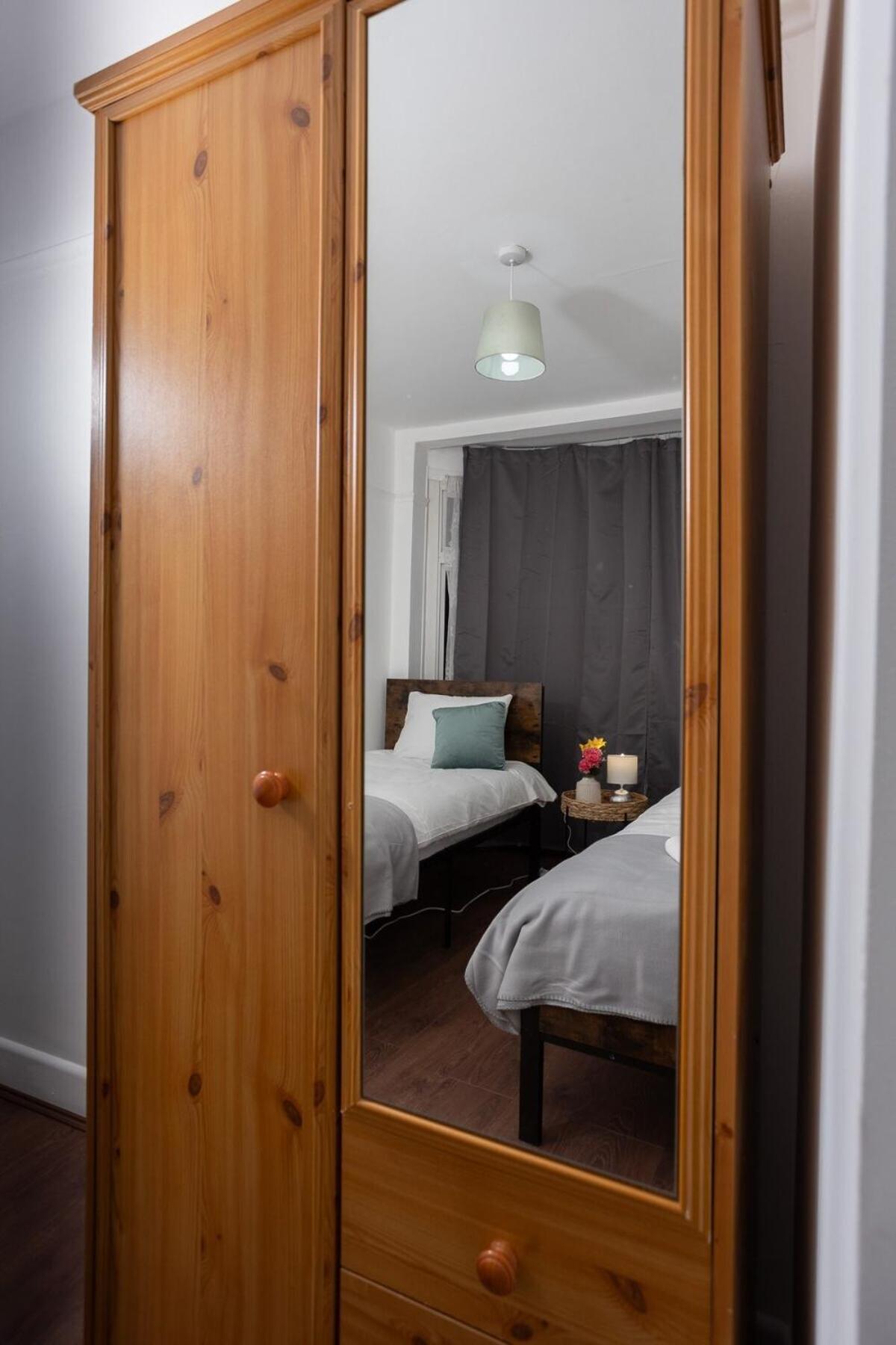 Spacious & Comfy Home In West Midlands - Sleeps 8, Free Parking, Wifi, Netflix, Prime Location, Ideal For Contractors, Business, Groups, Travellers, Families And Relocators Coventry Habitación foto